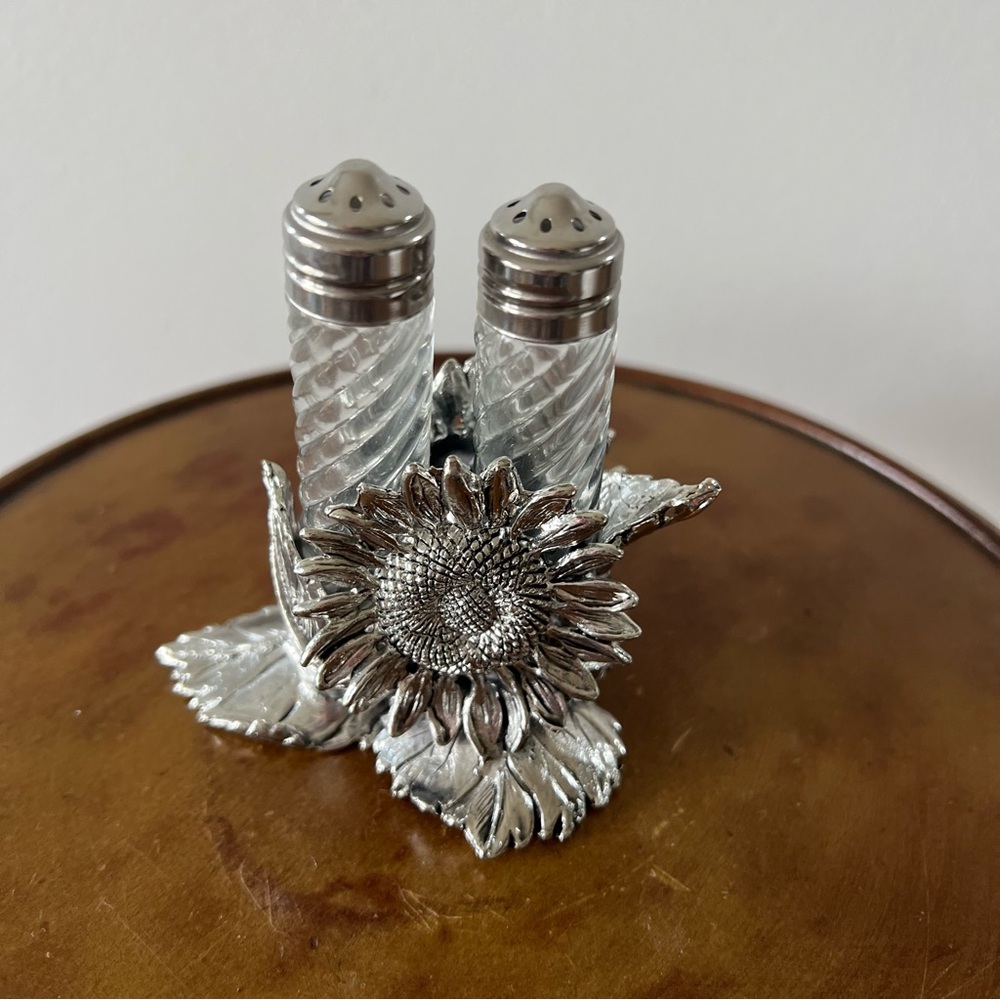 Arthur Court Salt & Pepper shakers and holder. Silver. Sunflower design. 2007 - Picture 2 of 6